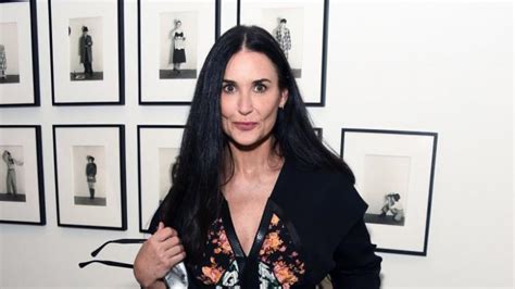 Demi Moore, aos 56, posa nua depois de três décadas para capa。